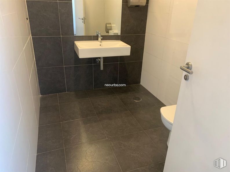 Retail for rent at Calle Agustín Rodríguez Sahagun, Ávila, 05003 with sink, toilet, bathroom sink, mirror, plumbing fixture, tap, bathroom, interior design, fixture and floor around