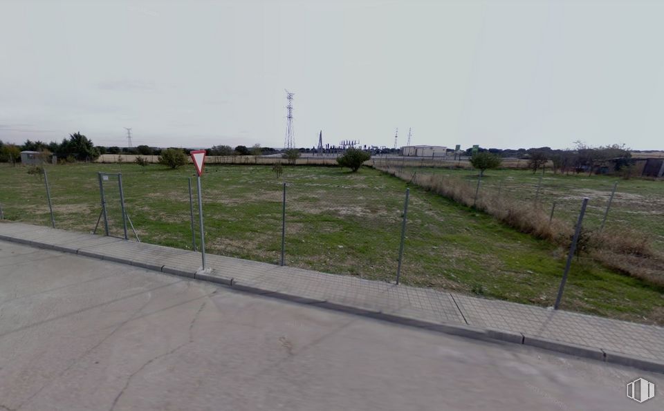 Land for sale at Calle Amarillo Jazmín, 99, El Casar, Guadalajara, 19170 with sky, fence, plant, land lot, wire fencing, tree, grass, plain, landscape and grassland around