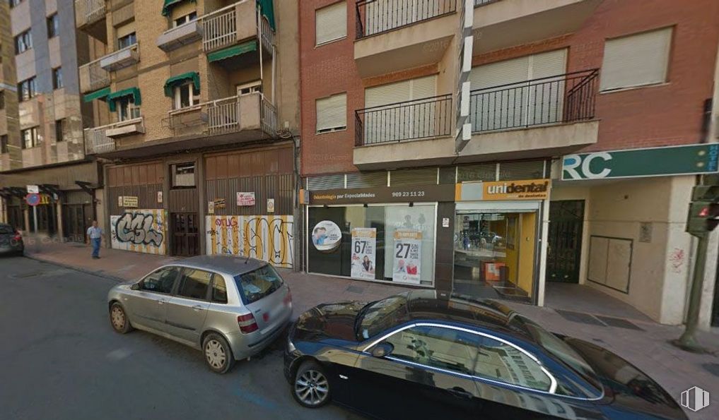 Retail for rent at Zona Centro, Cuenca, 16004 with car, tire, wheel, automotive parking light, land vehicle, vehicle, building, window, automotive lighting and motor vehicle around