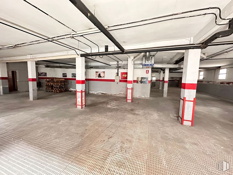 Nave en alquiler en Calle Vereda del Carmen, Ciudad Lineal, Madrid, 28017 con piso, pavimentos, edificio, espacio público, gas, aparcamiento, material compuesto, hormigón, ciudad y techo alrededor