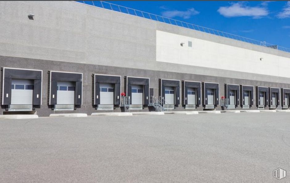 Industrial for rent at Zona empresarial Villaverde, Villaverde, Madrid, 28021 with building, door, fixture, sky, cloud, facade, composite material, commercial building, asphalt and engineering around