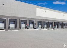 Industrial for rent at Zona empresarial Villaverde, Villaverde, Madrid, 28021 with building, door, fixture, sky, cloud, facade, composite material, commercial building, asphalt and engineering around