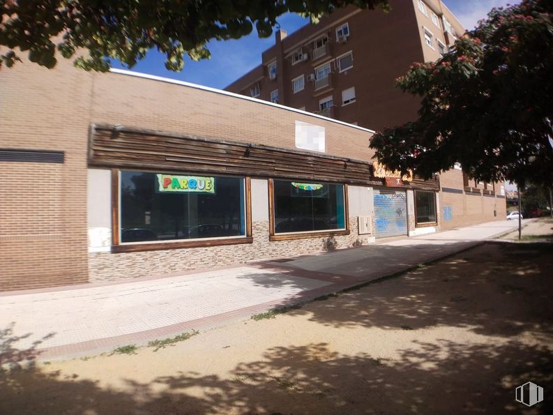 Retail for rent at Avenida Iker Casillas, Móstoles, Madrid, 28935 with window, building, sky, road surface, shade, plant, tree, asphalt, urban design and public space around