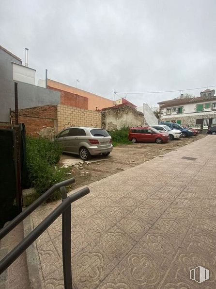 Land for sale at Calle Santa Teresa de Jesús, 7, Guadarrama, Madrid, 28440 with car, building, tire, plant, wheel, sky, cloud, vehicle, road surface and asphalt around