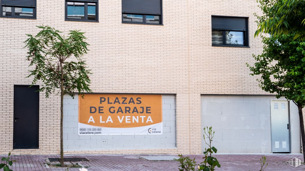 Local en venta en Célere Austral. Calle Unicornio, Móstoles, Madrid, 28938 con ventana, propiedad, edificio, accesorio, albañilería, planta, ladrillo, fuente, línea y árbol alrededor