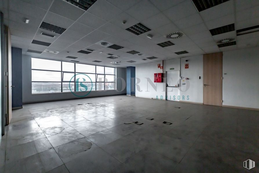 Industrial for rent at Edificio Novosur, Avenida Rosales, 42, Villaverde, Madrid, 28041 with window, building, interior design, hall, floor, flooring, line, art, ceiling and space around