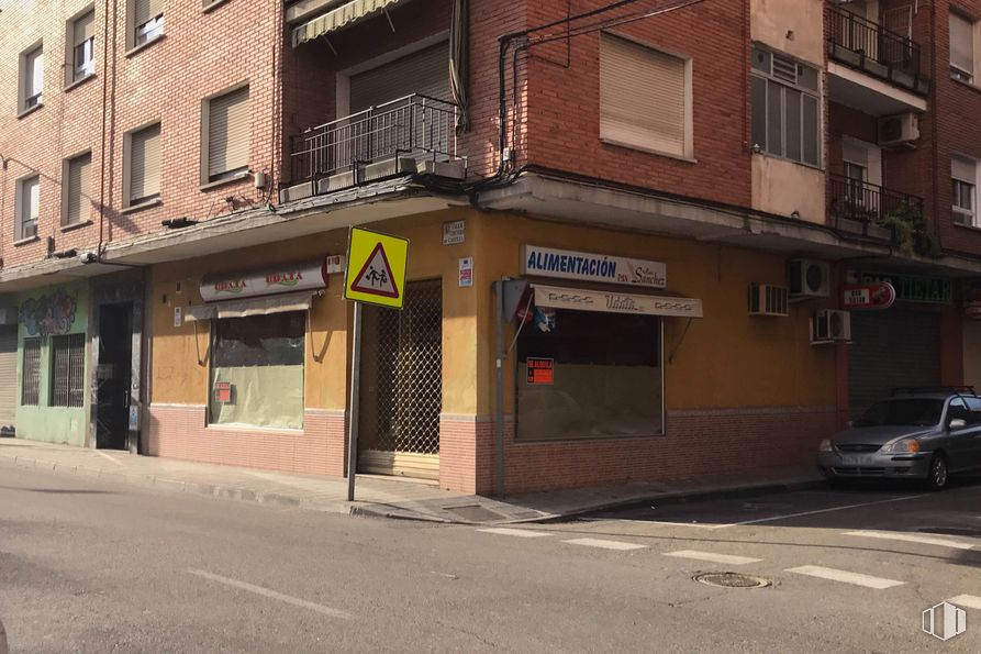 Retail for sale at Calle Comuneros de Castilla, Talavera de la Reina, Toledo, 45600 with car, window, building, vehicle, tire, road surface, wood, urban design, residential area and sidewalk around