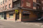 Retail for sale at Calle Comuneros de Castilla, Talavera de la Reina, Toledo, 45600 with car, window, building, vehicle, tire, road surface, wood, urban design, residential area and sidewalk around