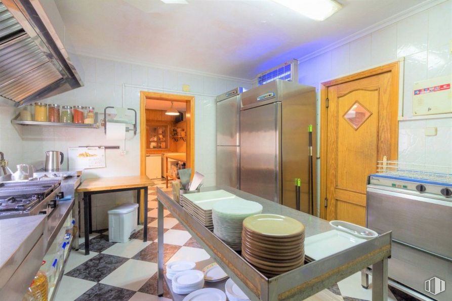 Local en venta en Calle Mayor, Torres de la Alameda, Madrid, 28813 con refrigerador, vajilla, electrodoméstico, mueble, edificio, madera, ebanistería, mesa, cocina y puerta alrededor