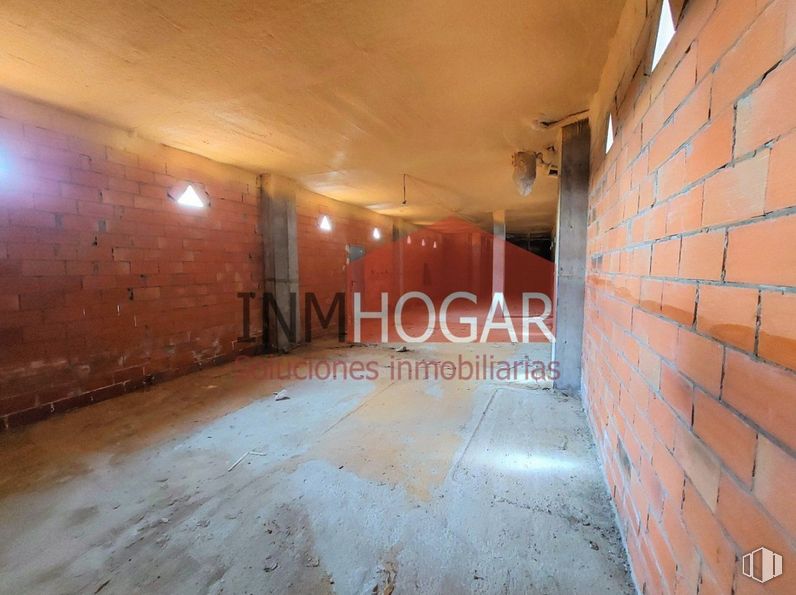 Retail for sale at Calle Ciudad de Cáceres,, Ávila, 05004 with flooring, fixture, floor, wood, composite material, building material, hall, building, ceiling and concrete around