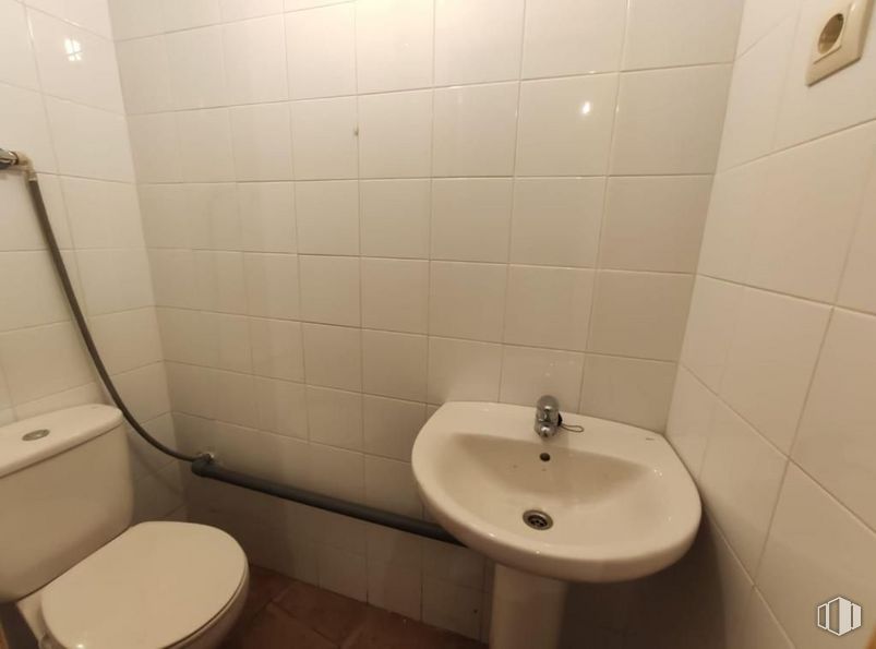 Local en venta en Avenida Juan Carlos I, 15, Robledo de Chavela, Madrid, 28294 con inodoro, fregadero, marrón, propiedad, accesorios de fontanería, cuarto de baño, morado, negro, lavabo y grifo alrededor