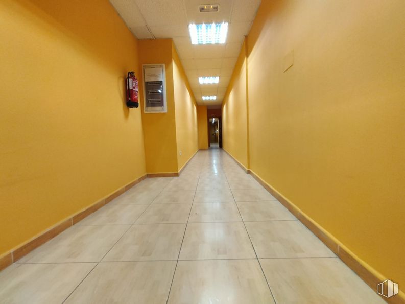 Nave en venta en Zona industrial, Coslada, Madrid, 28823 con alumbrado, edificio, suelo, suelos, puerta, casa, hall, madera, simetría y techo alrededor