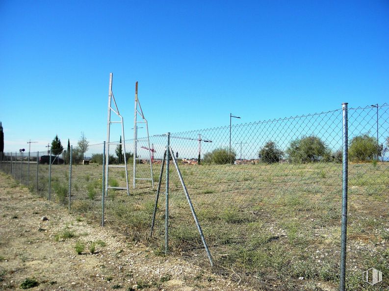 Suelo en alquiler en El Encinar, Boadilla del Monte, Madrid, 28660 con cielo, planta, árbol, electricidad, línea eléctrica aérea, paisaje natural, lote de tierra, cercas de alambre, pendiente y hierba alrededor