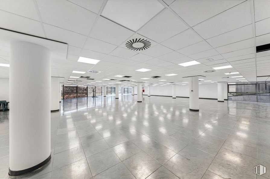 Oficina en alquiler en Calle Labastida, 9-11, Fuencarral - El Pardo, Madrid, 28034 con accesorio, edificio, suelos, suelo, hall, techo, vidrio, evento, ciudad y simetría alrededor