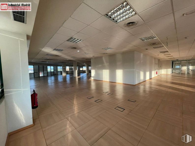 Office for sale & for rent at Avenida de Madrid, Arganda del Rey, Madrid, 28500 with luggage & bags, light fixture, fixture, building, tile flooring, floor, flooring, hall, ceiling and city around