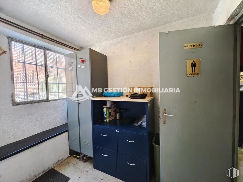 Nave en venta en Zona industrial, Parla, Madrid, 28980 con ventana, ebanistería, edificio, cajón, accesorio, interiorismo, casa, madera, suelo y silla alrededor