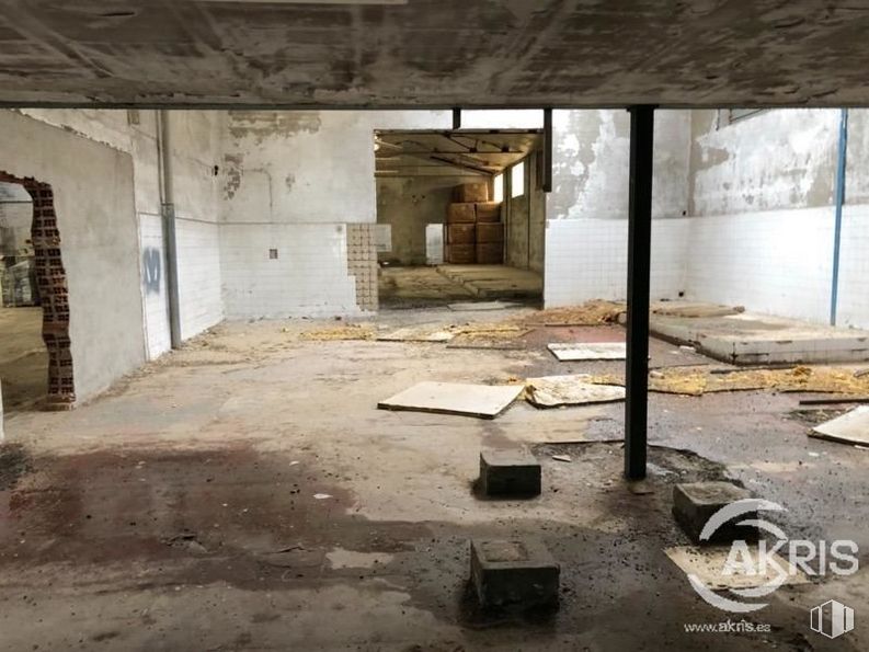 Industrial for sale at Carretera Ocaña, Noblejas, Toledo, 45350 with floor, building, fixture, flooring, building material, house, wood, composite material, concrete and tints and shades around