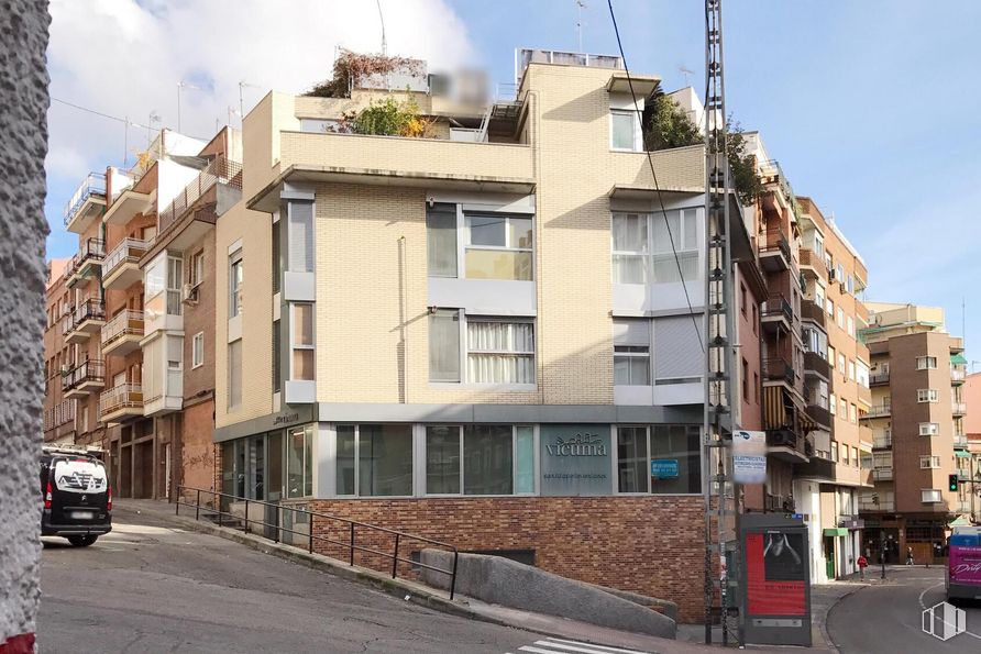 Retail for sale at Avenida Doctor Federico Rubio y Galí, 56, Tetuán, Madrid, 28039 with building, window, sky, cloud, urban design, condominium, vehicle, tire, wheel and car around