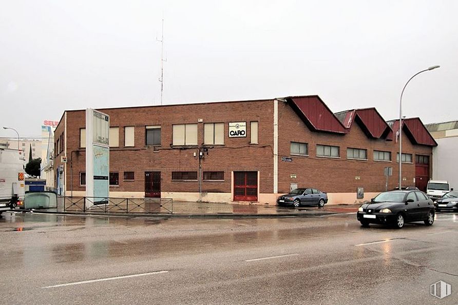 Nave en alquiler en Camino Pozo del Tío Raimundo, 29, Villa de Vallecas, Madrid, 28031 con coche, edificio, luz de estacionamiento automotriz, cielo, rueda, vehículo, ventana, neumático, vehículo de motor y superficie de la carretera alrededor