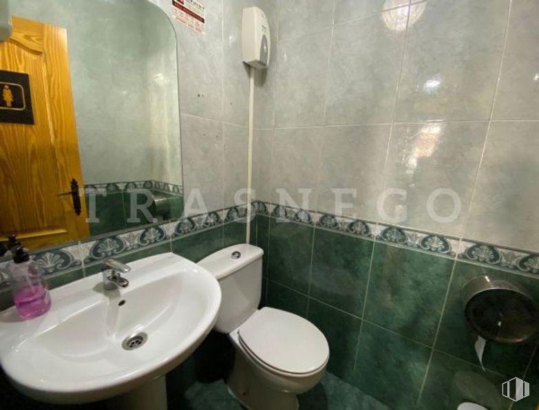 Retail for sale at Calle Castellón de la Plana, Getafe, Madrid, 28903 with sink, toilet, tap, plumbing fixture, bathroom sink, mirror, bathroom, floor, plumbing and flooring around