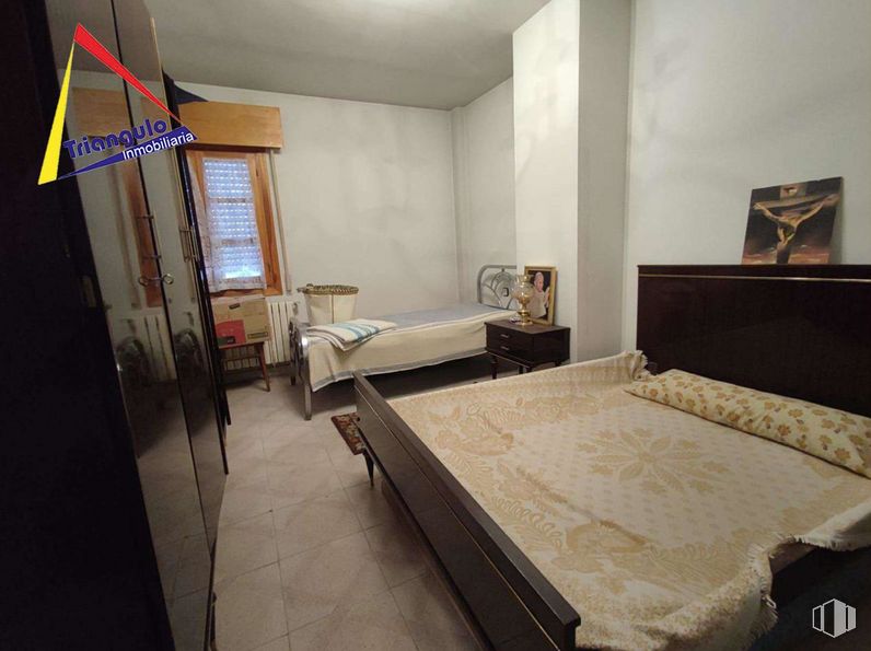 Retail for sale at Calle Tejedores, Segovia, 40004 with bed, table, property, furniture, comfort, wood, interior design, picture frame, drawer and flooring around