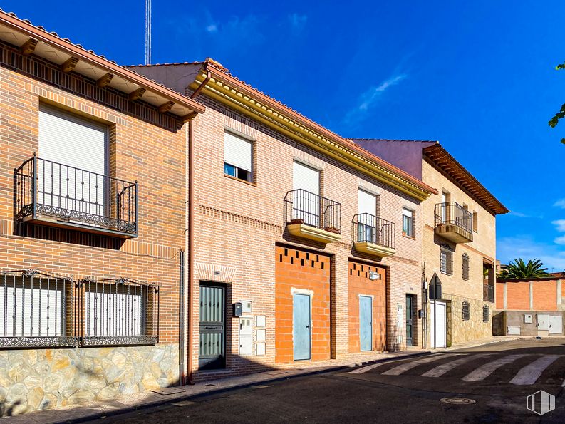 Retail for sale & for rent at Calle Cedillo, 10, Ugena, Toledo, 45217 with window, house, sky, cloud, building, fixture, wood, urban design, road surface and facade around