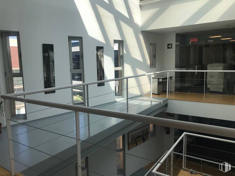 Oficina en alquiler y venta en Avenida Juan Camaruel, Leganés, Madrid, 28919 con accesorio, interiorismo, suelo, techo, vidrio, metal, pasamano, rectángulo, edificio comercial y aluminio alrededor