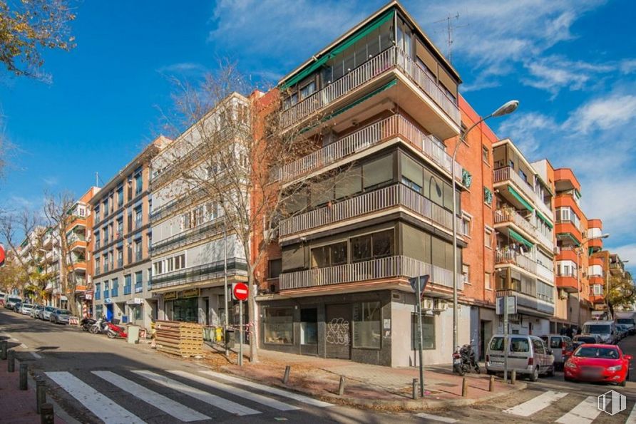 Local en venta en Calle Gutierre de Cetina, 19, Ciudad Lineal, Madrid, 28017 con coche, edificio, casa, nube, cielo, planta, condominio, neumático, diseño urbano y bloque de torre alrededor