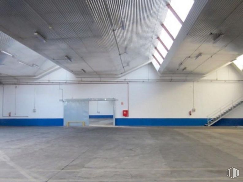 Industrial for sale & for rent at Polígono Industrial El Raso , San Agustín del Guadalix, Madrid, 28750 with window, flooring, hall, building, field house, composite material, parking, ceiling, concrete and wood around