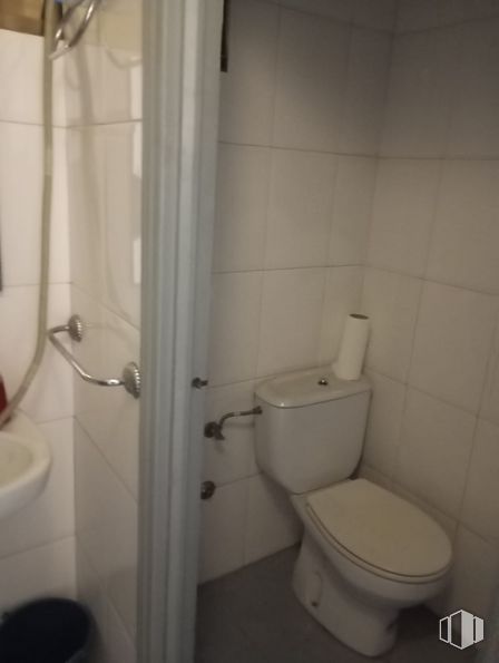 Retail for sale at Calle Dolores Barranco, Usera, Madrid, 28026 with toilet paper, toilet, sink, bidet, toilet seat, bathroom, purple, fixture, plumbing fixture and floor around