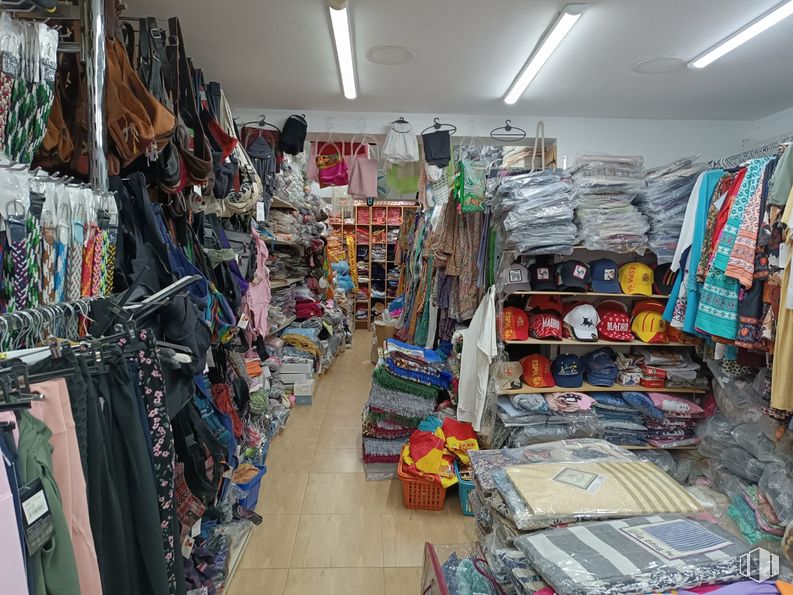 Retail for rent at Calle Mesón de Paredes, 35, Centro, Madrid, 28012 with packaged goods, selling, retail, market, city, trade, shelf, marketplace, shelving and customer around