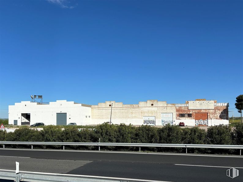 Industrial for rent at Autovía A-42, km 58,300, Olías del Rey, Toledo, 45280 with sky, building, asphalt, plant, urban design, road surface, tree, residential area, window and facade around