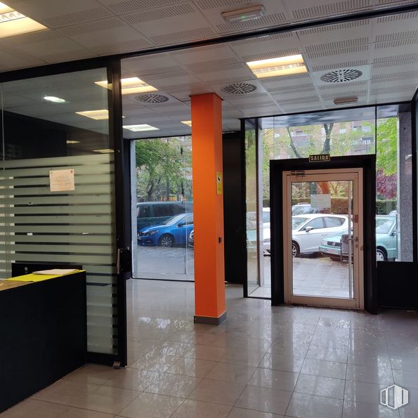 Local en venta en Avenida Portugal, 12, Móstoles, Madrid, 28932 con coche, rueda, neumático, luz de estacionamiento automotriz, propiedad, vehículo, accesorio, diseño de interiores, diseño automotriz y arquitectura alrededor