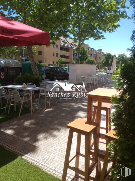 Local en alquiler en Calle Castillo de Arévalo, Las Rozas de Madrid, Madrid, 28230 con taburete, mesa, mueble, propiedad, planta, muebles de exterior, sombra, mesa de exterior, árbol y arquitectura alrededor