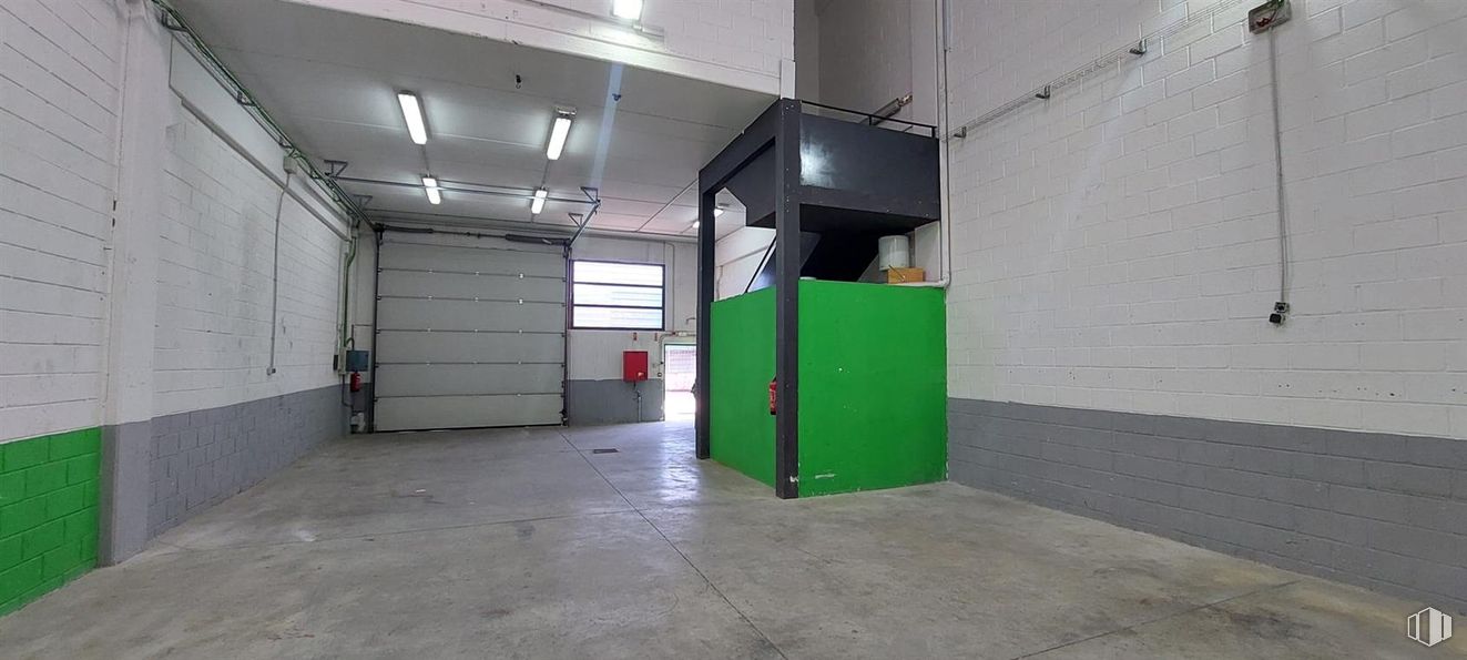 Industrial for rent at Avenida Fuentemar, 20, Coslada, Madrid, 28820 with flooring, floor, ceiling, composite material, paint, building material, light fixture, fluorescent lamp, aluminium and cleanliness around