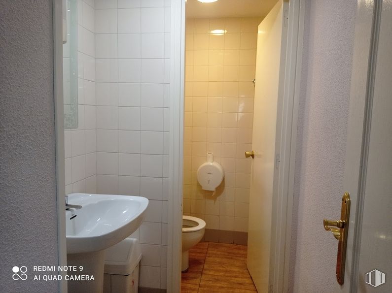 Retail for sale at Avenida Pablo Neruda, Puente de Vallecas, Madrid, 28018 with sink, toilet, plumbing fixture, property, building, fixture, bathroom, purple, bathroom sink and wood around