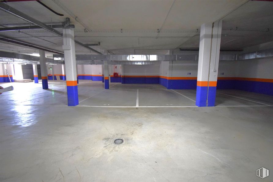 Retail for sale at Zona Evangelina Nogales de la Morena, Colmenar Viejo, Madrid, 28770 with building, floor, flooring, parking, gas, fixture, ceiling, concrete, hall and parking lot around