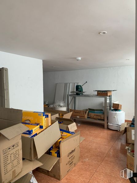 Nave en alquiler y venta en Calle Constitución, 84, Fuenlabrada, Madrid, 28946 con caja de envío, caja, propiedad, madera, accesorio, interiorismo, suelo, suelos, madera dura y entrega de paquetes alrededor