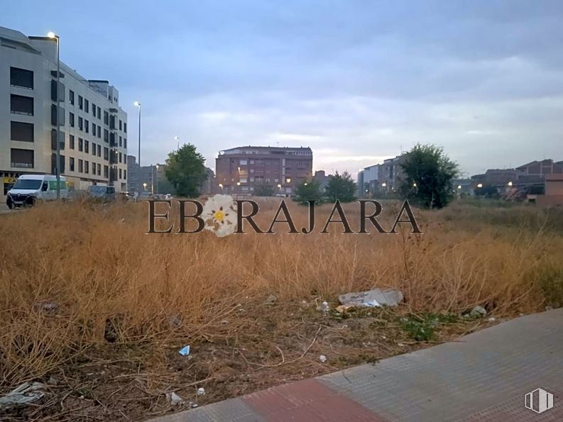 Land for sale at Zona Reyes Católicos, Talavera de la Reina, Toledo, 45600 with building, sky, plant, cloud, daytime, window, architecture, land lot, asphalt and tree around