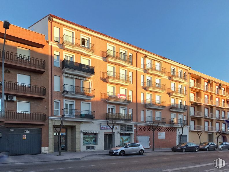 Local en alquiler y venta en Calle Tejar, 24, Torrijos, Toledo, 45500 con coche, edificio, cielo, ventana, vehículo, accesorio, diseño urbano, neumático, condominio y rueda alrededor