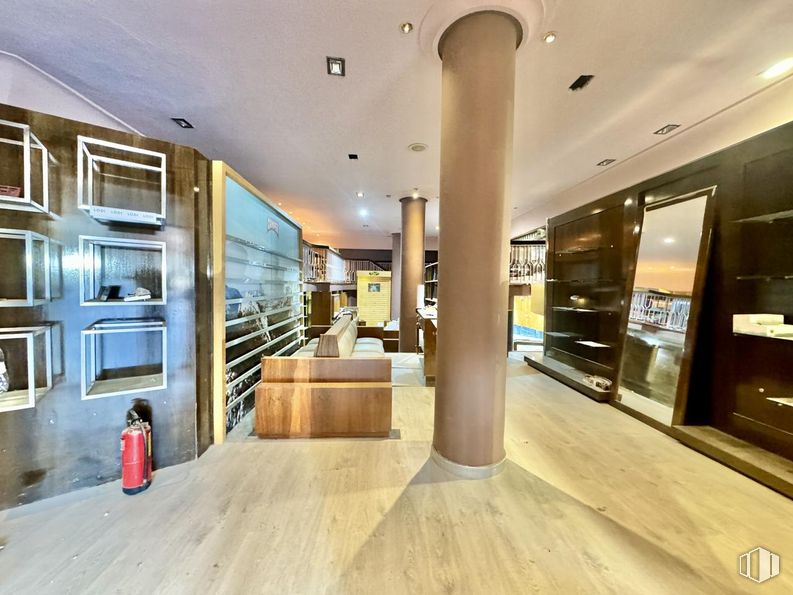 Retail for sale at Calle Juan José Martín, Ávila, 05001 with flooring, interior design, wood, floor, lighting, ceiling, wood flooring, glass, hardwood and lobby around