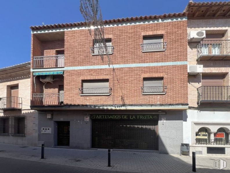 Retail for sale at Calle Santiago de la Fuente, Bargas, Toledo, 45593 with window, building, house, sky, property, urban design, brick, condominium, brickwork and material property around