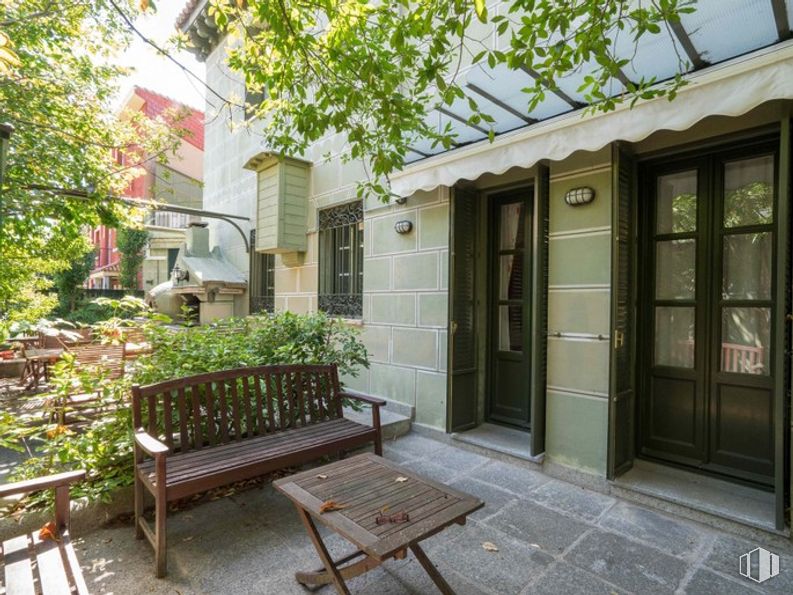 Local en venta en Calle San Antón, 24, San Lorenzo de El Escorial, Madrid, 28200 con mesa, mesa de trabajo, ventana, banco exterior, edificio, propiedad, planta, mueble, superficie de carretera y muebles de exterior alrededor