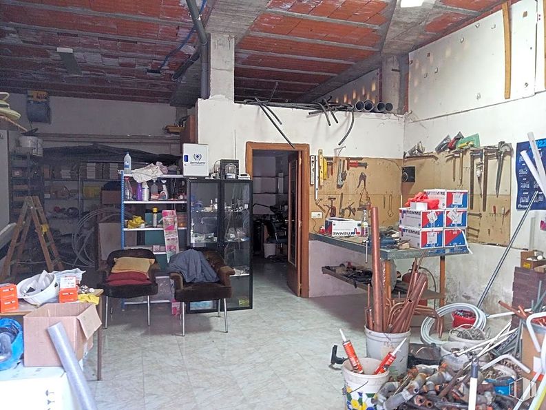 Local en alquiler y venta en Calle Riaza, Segovia, 40003 con equipaje y bolsos, persona, estantería, edificio, estantería, estante, interiorismo, suelos, venta al por menor y madera alrededor