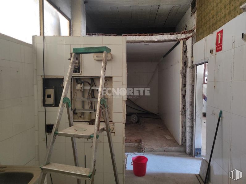 Retail for sale at Calle General Vives Camino, Guadalajara, 19003 with ladder, window, fixture, flooring, floor, gas, composite material, engineering, machine and ceiling around