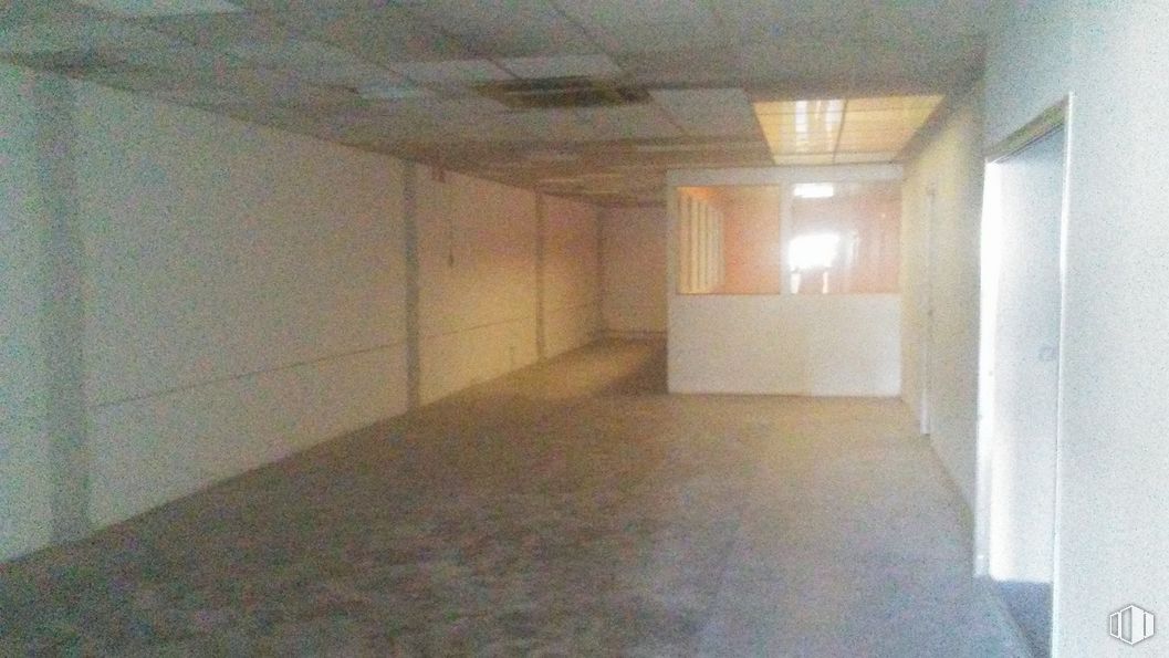 Industrial for rent at Calle Luís I, Villa de Vallecas, Madrid, 28031 with hall, wood, floor, flooring, ceiling, composite material, fixture, concrete, hardwood and plaster around