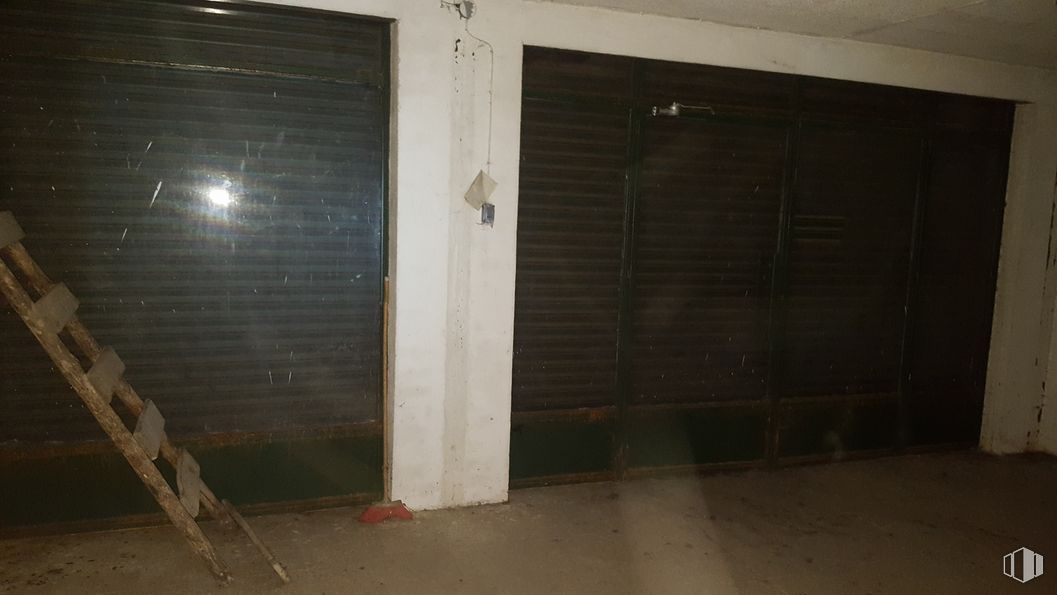 Retail for sale at Calle General Cuesta, 6, Talavera de la Reina, Toledo, 45600 with window blind, wood, flooring, fixture, gas, house, tints and shades, composite material, hardwood and ceiling around