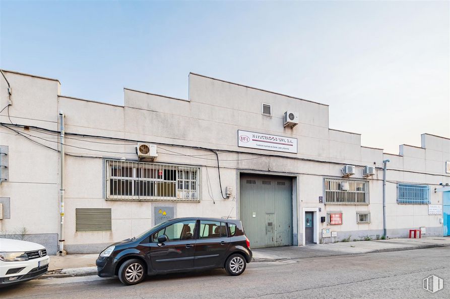 Nave en venta en Calle Andrés Alvarez Caballero, 14, Humanes de Madrid, Madrid, 28970 con coche, ventana, edificio, neumático, luz de estacionamiento, rueda, vehículo terrestre, cielo, vehículo y diseño automovilístico alrededor