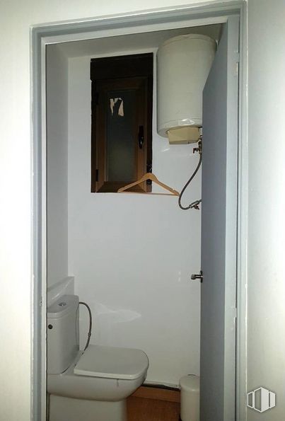 Local en alquiler en Calle Guzmán El Bueno, 47, Chamberí, Madrid, 28015 con inodoro, alumbrado, accesorio, cuarto de baño, interiorismo, asiento del inodoro, edificio, madera, suelo y pared alrededor