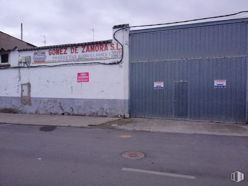 Land for sale at Calle Calvario, Mora, Toledo, 45400 with building, sky, property, cloud, asphalt, road surface, art, wall, rolling and graffiti around